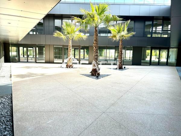 Murs commerciaux 290m² vendus brut avec 10 places de parking privatives au bord de la RN7