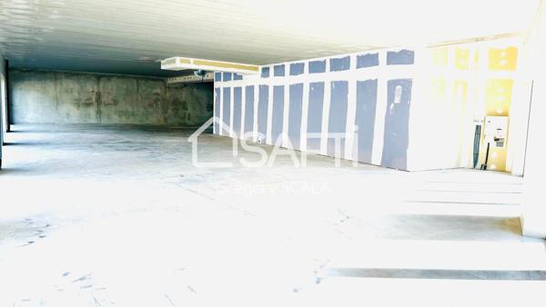 Murs commerciaux 290m² vendus brut avec 10 places de parking privatives au bord de la RN7