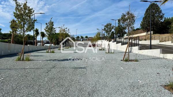 Murs commerciaux 290m² vendus brut avec 10 places de parking privatives au bord de la RN7