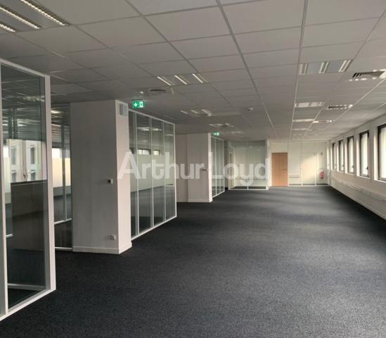 Bureaux à louer à Villeneuve d'Ascq avec parkings en sous sol et métro à proximité