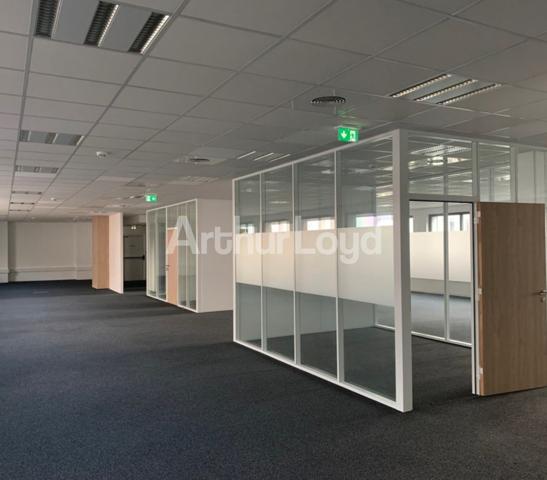 Bureaux à louer à Villeneuve d'Ascq avec parkings en sous sol et métro à proximité