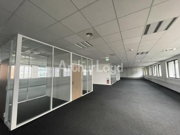 Bureaux à louer à Villeneuve d'Ascq avec parkings en sous sol et métro à proximité