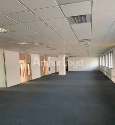 Bureaux à louer à Villeneuve d'Ascq avec parkings en sous sol et métro à proximité