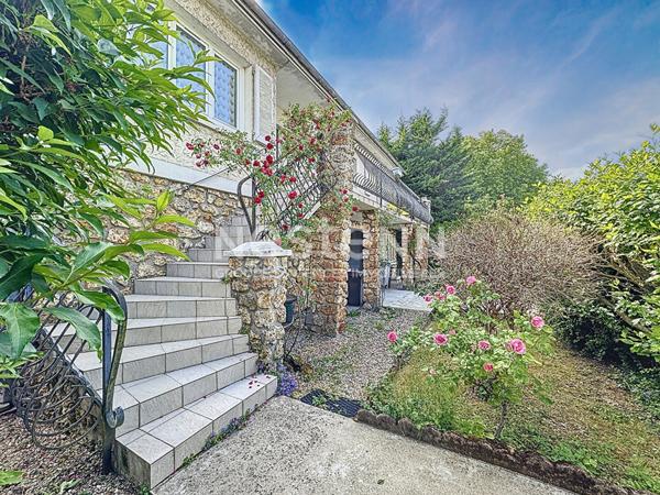 À vendre : Maison individuelle de 126 m² avec grand jardin, garage triple et combles aménageables à Morangis