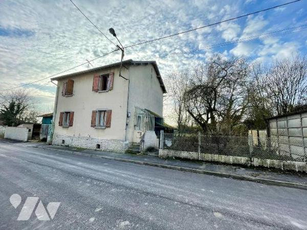 MAISON DE VILLAGE
A VENDRE A COUCY, commerces proches, à 10 min de Rethel.
Gare à Lucquy à qu...