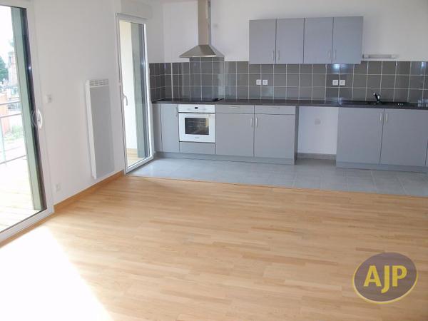 Appartement à louer Sainte Pazanne : 3 pièces, 72m² avec 2 chambre(s) à 772€ - AJP Immobilier Sainte-Pazanne
