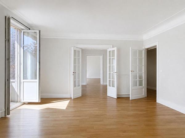 Appartement de caractère rénové ,134 m², 3 chambres, 2 caves, 1 grenier, 1 jardin en rez-de- chaussée