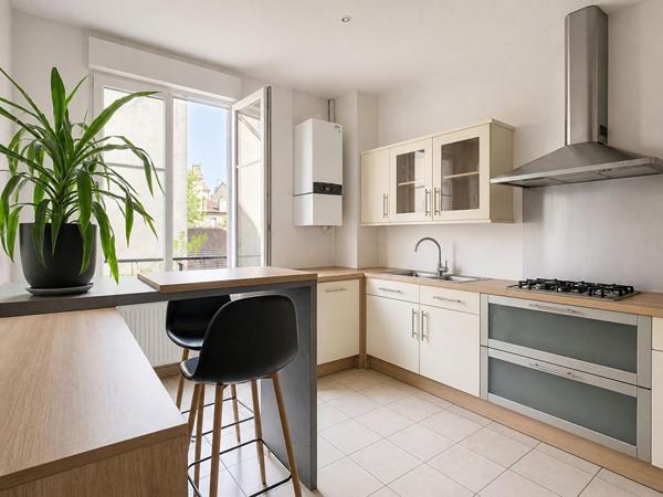 Appartement de caractère rénové ,134 m², 3 chambres, 2 caves, 1 grenier, 1 jardin en rez-de- chaussée