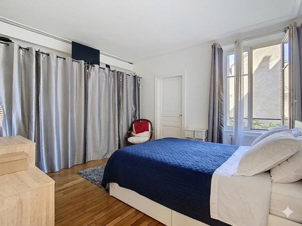 Appartement de caractère rénové ,134 m², 3 chambres, 2 caves, 1 grenier, 1 jardin en rez-de- chaussée
