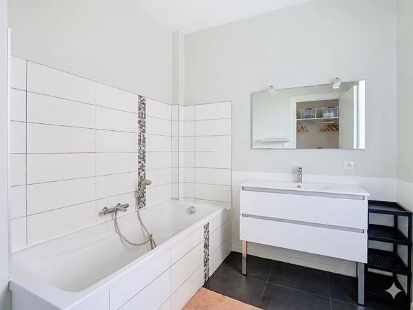 Appartement de caractère rénové ,134 m², 3 chambres, 2 caves, 1 grenier, 1 jardin en rez-de- chaussée