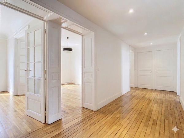 Appartement de caractère rénové ,134 m², 3 chambres, 2 caves, 1 grenier, 1 jardin en rez-de- chaussée