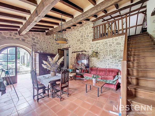 A Vendre Maison en pierre de 278 m² sur propriété de plus de 14 ha avec prairie, bois et points d'eau