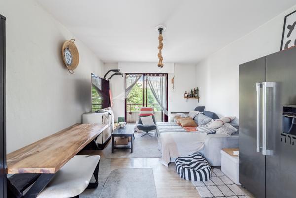 Cannes-Isola Bella : Deux pièces traversant de 46m2 avec 2 balcons et piscine dans la résidence