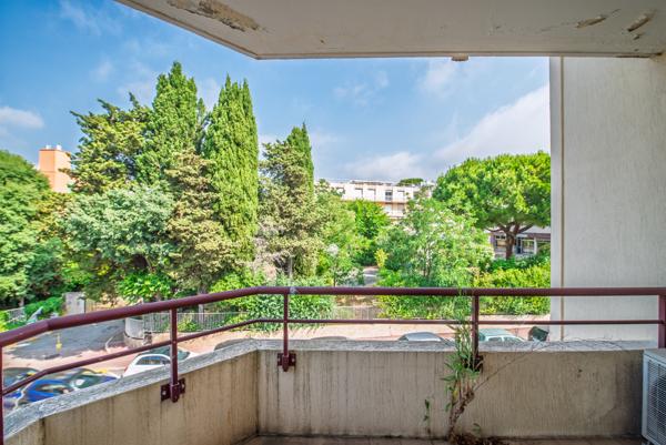 Cannes-Isola Bella : Deux pièces traversant de 46m2 avec 2 balcons et piscine dans la résidence