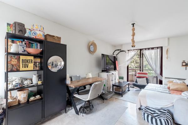 Cannes-Isola Bella : Deux pièces traversant de 46m2 avec 2 balcons et piscine dans la résidence