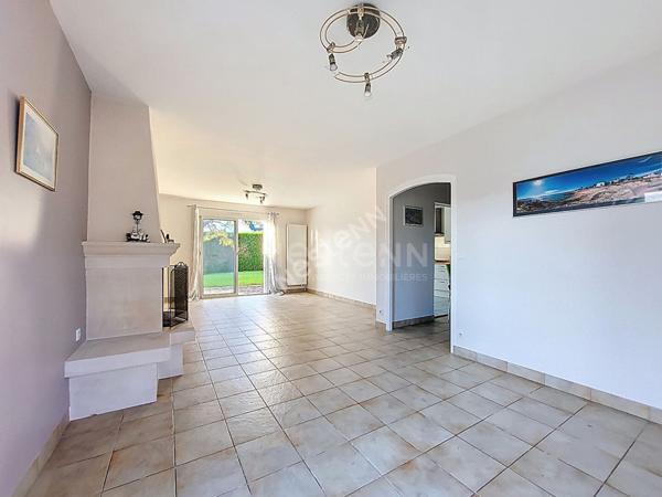 Orvault Cholière : EN VENTE Maison familiale de 1995, 110 m², 3 chambres, salon-séjour avec triple exposition, terrasse Ouest, beau jardin arboré.