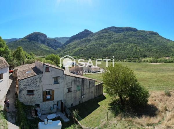 Maison de village avec terrasse et grenier aménagé.