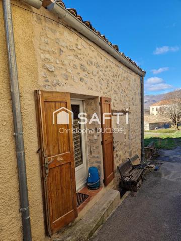 Maison de village avec terrasse et grenier aménagé.