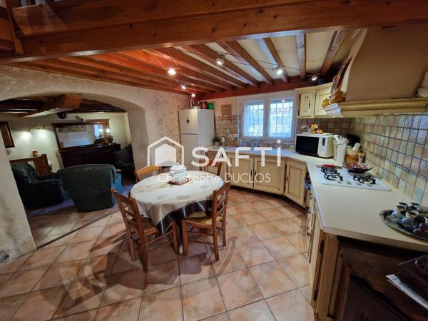 Maison de village avec terrasse et grenier aménagé.