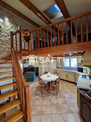 Maison de village avec terrasse et grenier aménagé.