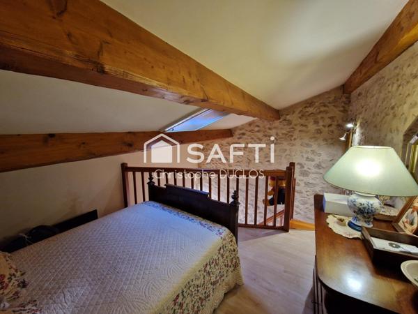 Maison de village avec terrasse et grenier aménagé.