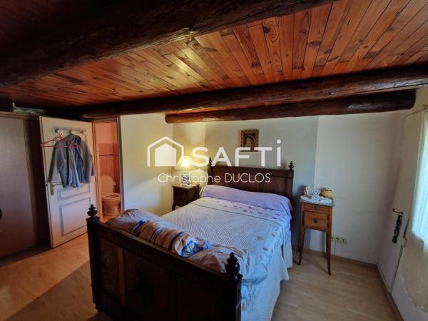 Maison de village avec terrasse et grenier aménagé.