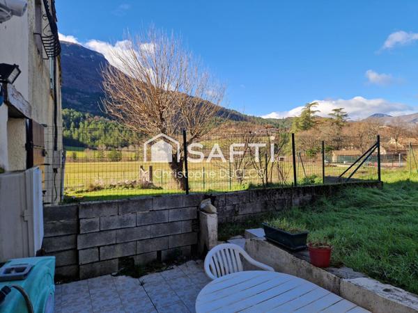 Maison de village avec terrasse et grenier aménagé.