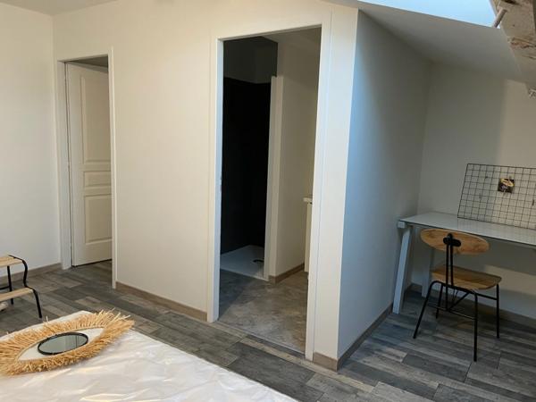 LUCON COEUR DE VILLE GRAND CONFORT SPACIEUSE CHAMBRE MEUBLEE CHARGES COMPRISES AVEC CUISINE COMMUNE