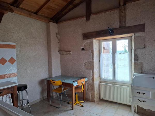 Ce joli bien atypique est idéal pour une résidence secondaire  ou exploiter deux  gîtes indépendants ! Le charme de la pierre et des poutres !