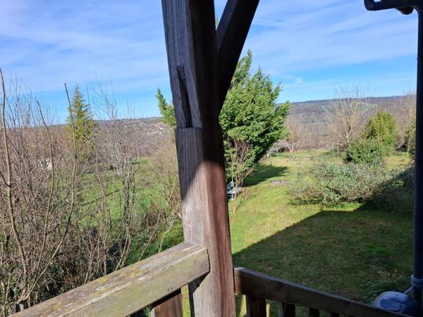 Ce joli bien atypique est idéal pour une résidence secondaire  ou exploiter deux  gîtes indépendants ! Le charme de la pierre et des poutres !