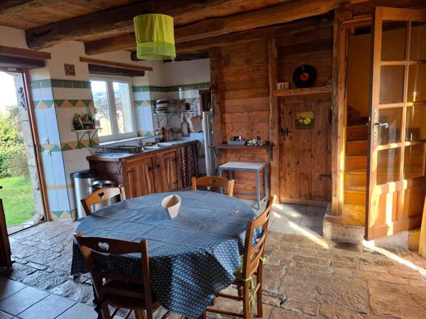 Ce joli bien atypique est idéal pour une résidence secondaire  ou exploiter deux  gîtes indépendants ! Le charme de la pierre et des poutres !