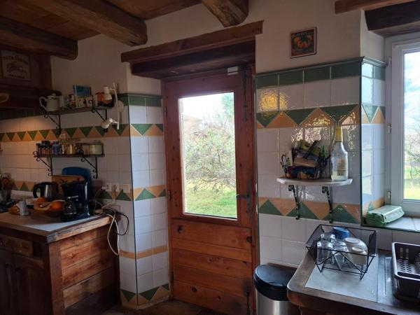 Ce joli bien atypique est idéal pour une résidence secondaire  ou exploiter deux  gîtes indépendants ! Le charme de la pierre et des poutres !