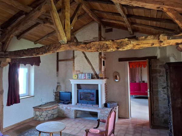 Ce joli bien atypique est idéal pour une résidence secondaire  ou exploiter deux  gîtes indépendants ! Le charme de la pierre et des poutres !