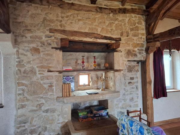 Ce joli bien atypique est idéal pour une résidence secondaire  ou exploiter deux  gîtes indépendants ! Le charme de la pierre et des poutres !