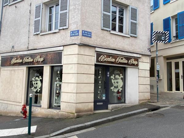 MURS DE BOUTIQUE EMPLACEMENT N°1 IMMEUBLE EN ANGLE SUR LA PLACE NOTRE DAME