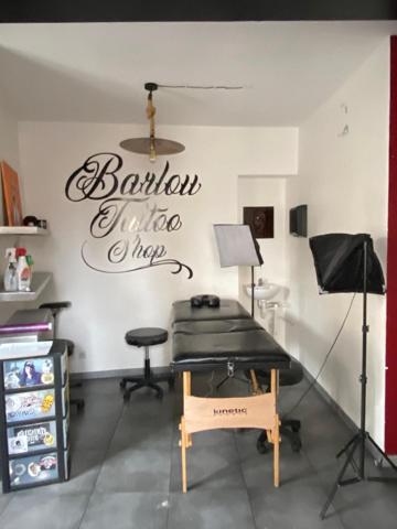 MURS DE BOUTIQUE EMPLACEMENT N°1 IMMEUBLE EN ANGLE SUR LA PLACE NOTRE DAME