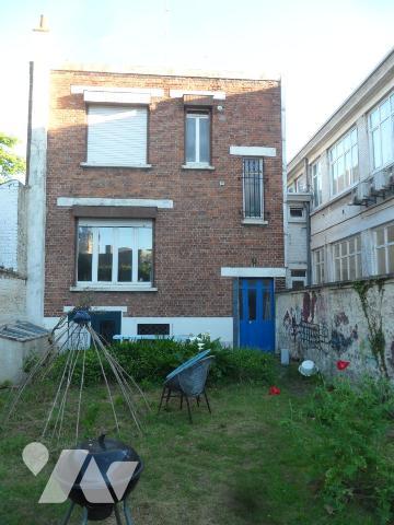 Plein CENTRE, dans un petit havre de tranquillité en deuxième rang, MAISON atypique avec jardin