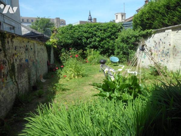 Plein CENTRE, dans un petit havre de tranquillité en deuxième rang, MAISON atypique avec jardin