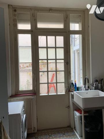 Plein CENTRE, dans un petit havre de tranquillité en deuxième rang, MAISON atypique avec jardin