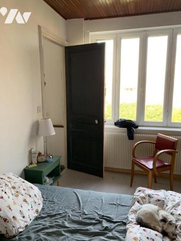 Plein CENTRE, dans un petit havre de tranquillité en deuxième rang, MAISON atypique avec jardin