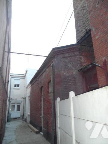 Plein CENTRE, dans un petit havre de tranquillité en deuxième rang, MAISON atypique avec jardin