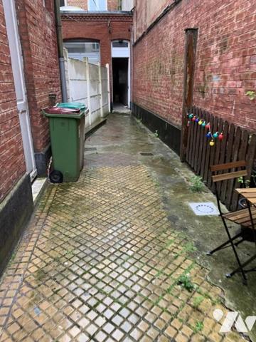 Plein CENTRE, dans un petit havre de tranquillité en deuxième rang, MAISON atypique avec jardin