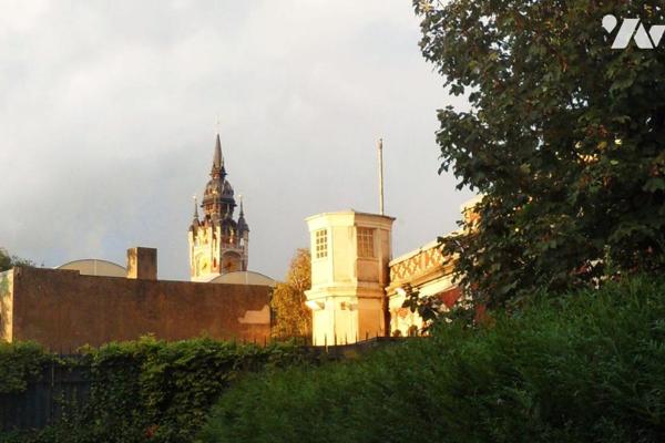 Plein CENTRE, dans un petit havre de tranquillité en deuxième rang, MAISON atypique avec jardin