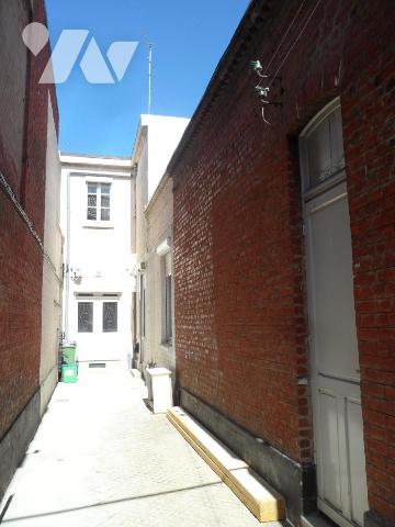 Plein CENTRE, dans un petit havre de tranquillité en deuxième rang, MAISON atypique avec jardin