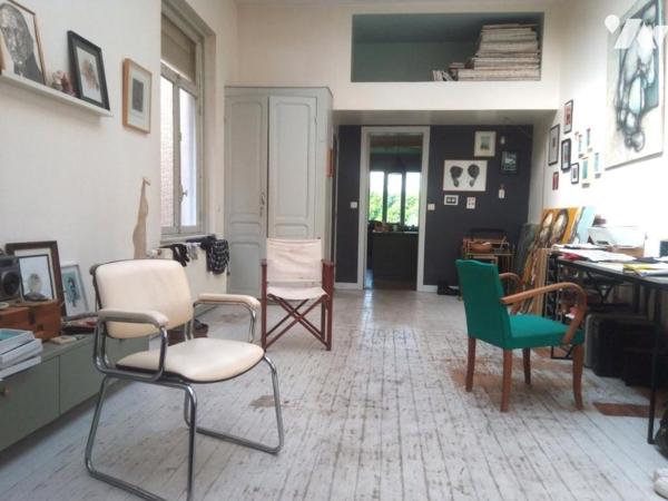 Plein CENTRE, dans un petit havre de tranquillité en deuxième rang, MAISON atypique avec jardin