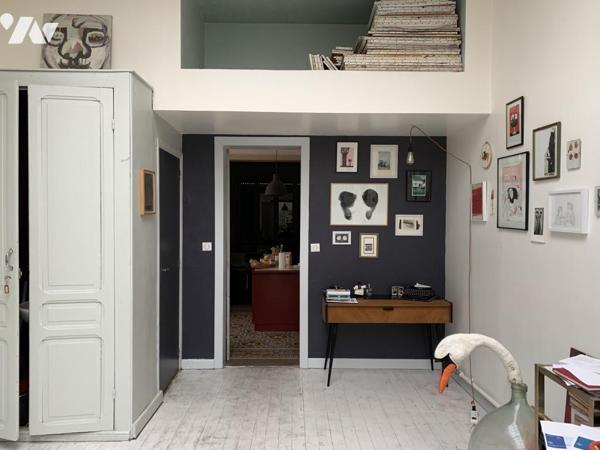 Plein CENTRE, dans un petit havre de tranquillité en deuxième rang, MAISON atypique avec jardin