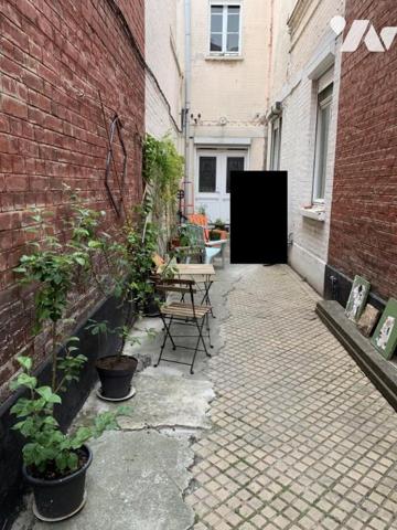 Plein CENTRE, dans un petit havre de tranquillité en deuxième rang, MAISON atypique avec jardin