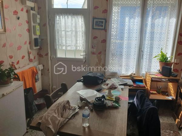 En exclusivité. Maison louée 350 €, locataire en place depuis 2009, Cc gaz chaudière neuve, des travaux seront à prévoir, Fonciers 395 €.