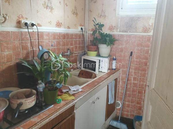 En exclusivité. Maison louée 350 €, locataire en place depuis 2009, Cc gaz chaudière neuve, des travaux seront à prévoir, Fonciers 395 €.