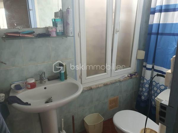 En exclusivité. Maison louée 350 €, locataire en place depuis 2009, Cc gaz chaudière neuve, des travaux seront à prévoir, Fonciers 395 €.